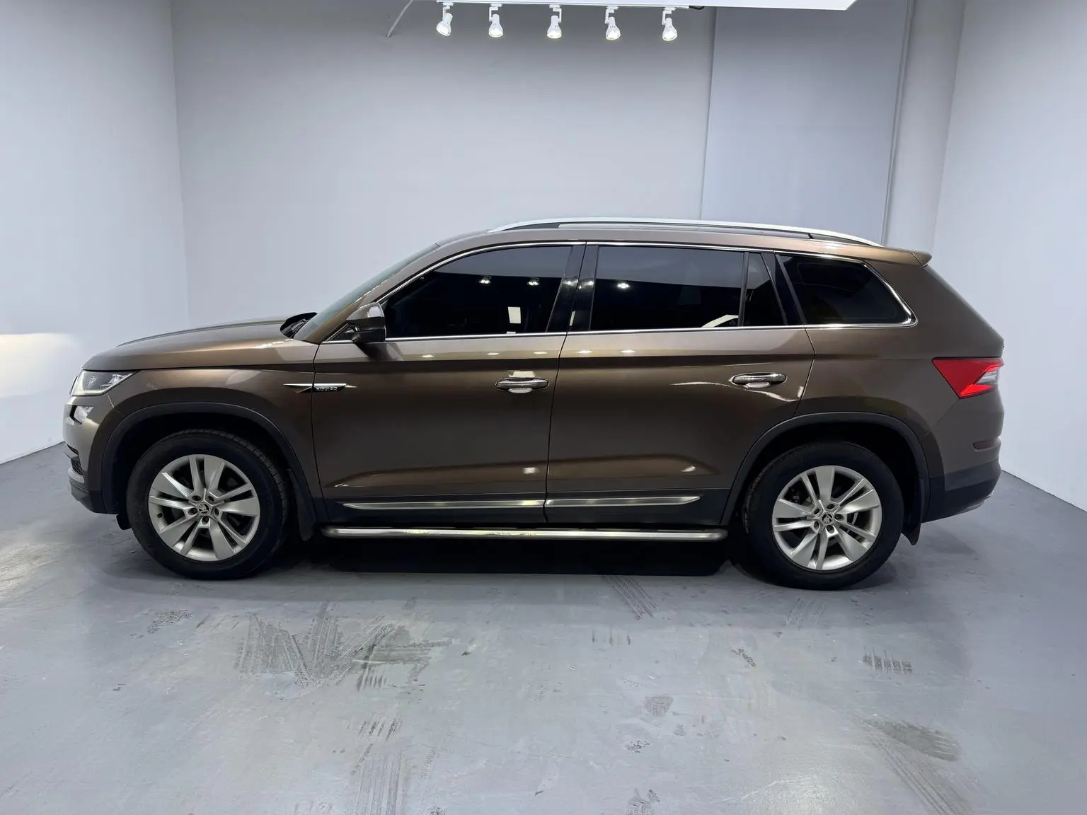 Skoda 2018 Facelift TSI330 5 seat 2WD Luxury Premium Enjoy