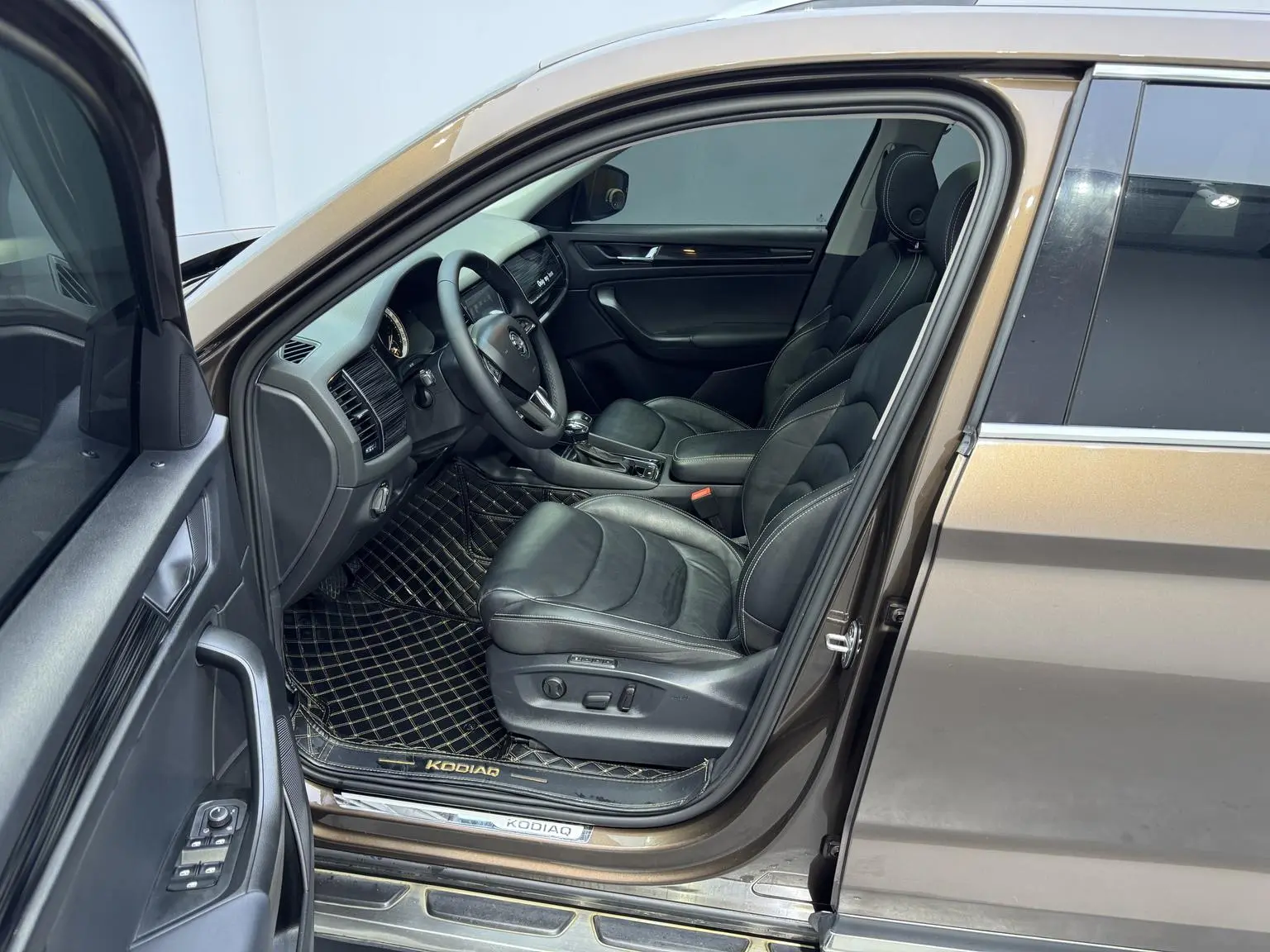 Skoda 2018 Facelift TSI330 5 seat 2WD Luxury Premium Enjoy