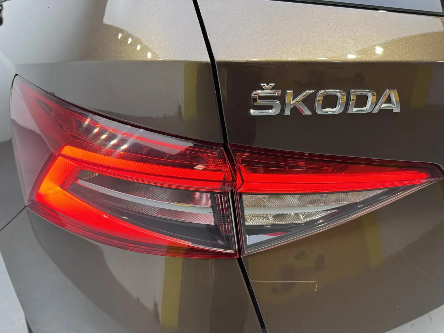 Skoda 2018 Facelift TSI330 5 seat 2WD Luxury Premium Enjoy