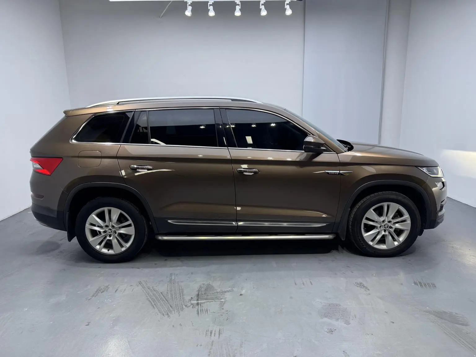 Skoda 2018 Facelift TSI330 5 seat 2WD Luxury Premium Enjoy