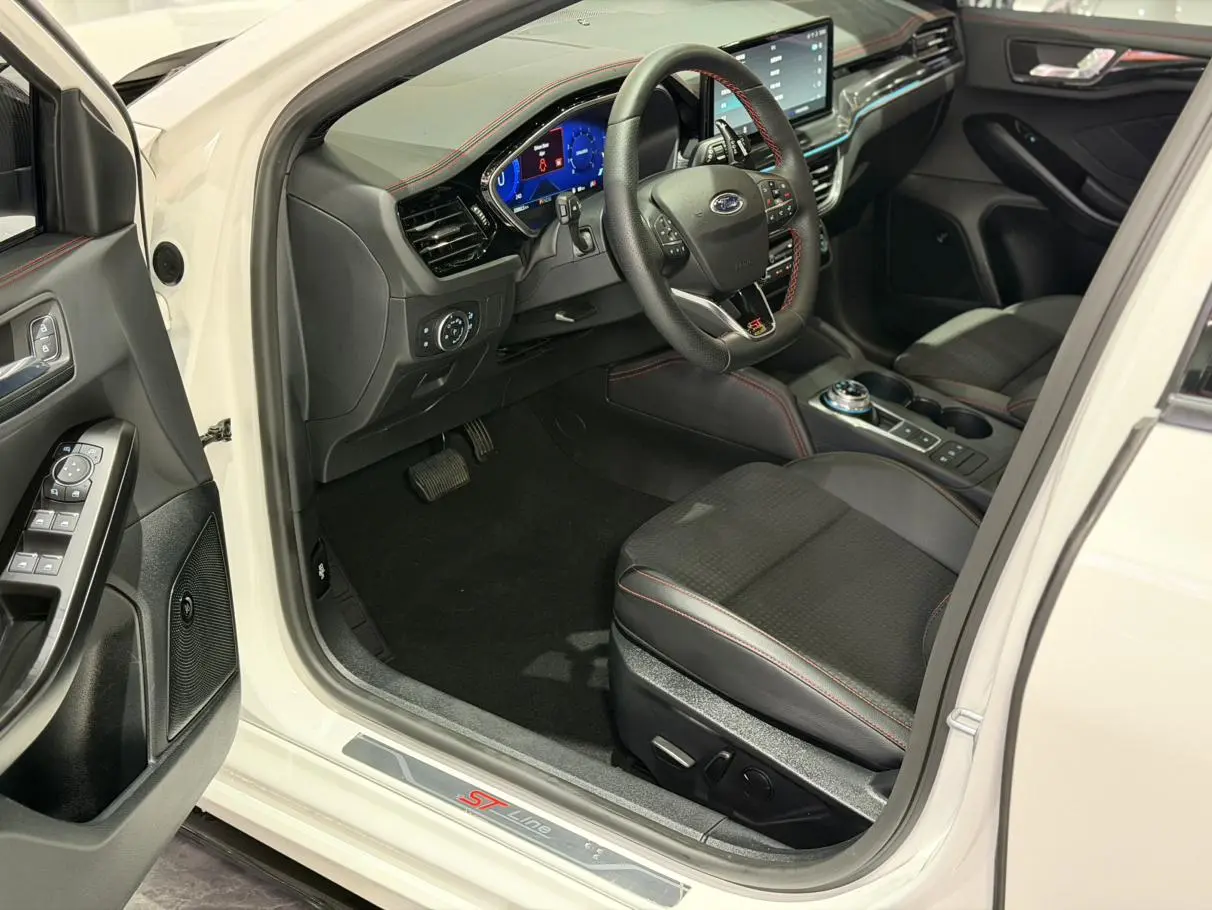 Ford Focus 2021 Hatchback EcoBoost 180 Auto ST Line