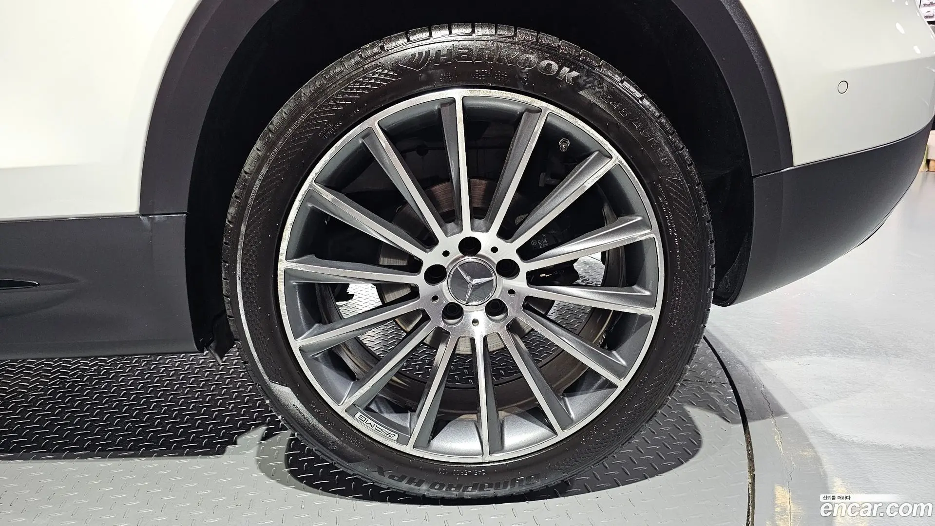 Mercedes-Benz GLB-Class GLB220 2019