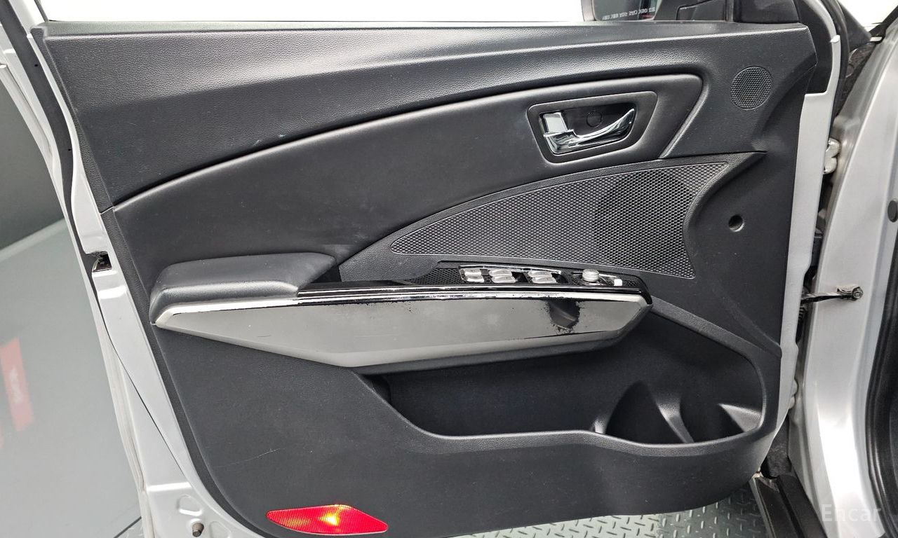 KG Mobility (Ssangyong) Tivoli VX 2WD 2015
