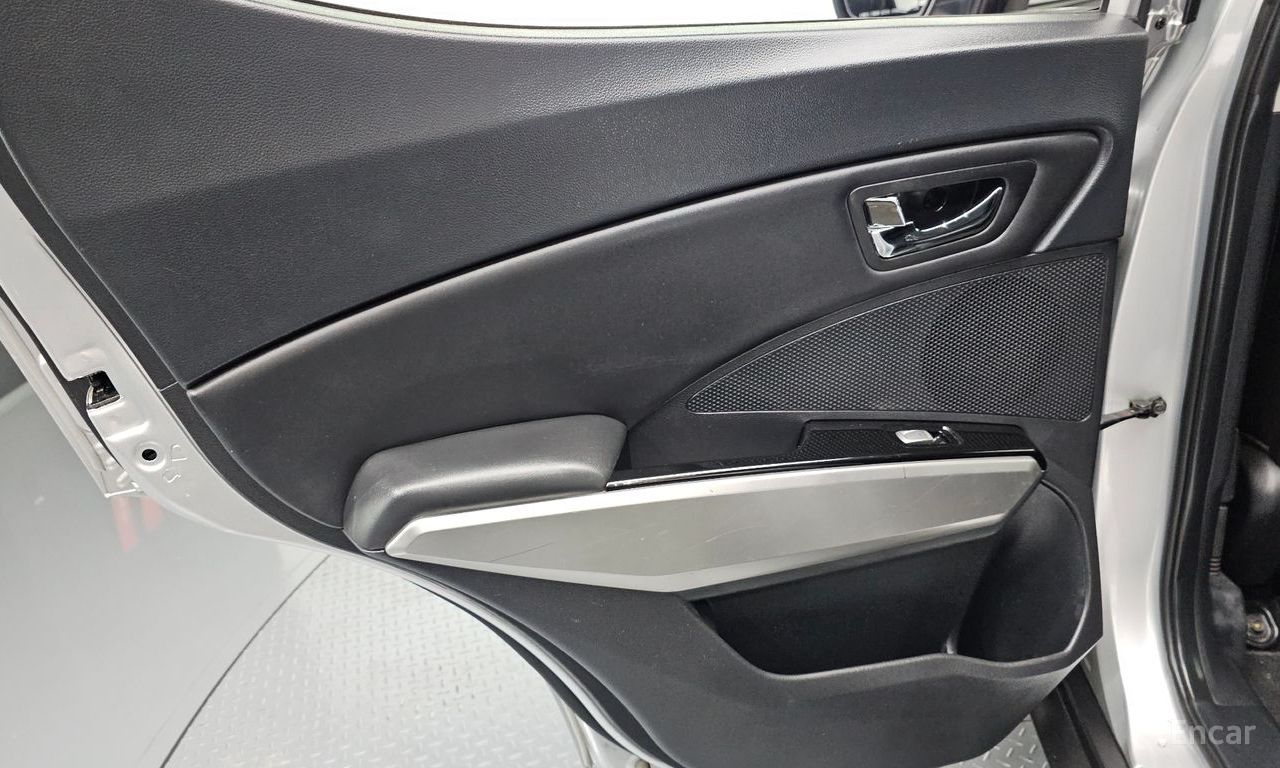 KG Mobility (Ssangyong) Tivoli VX 2WD 2015