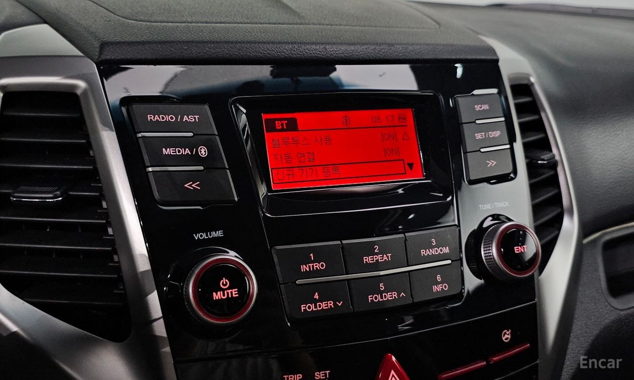 KG Mobility (Ssangyong) Tivoli VX 2WD 2015