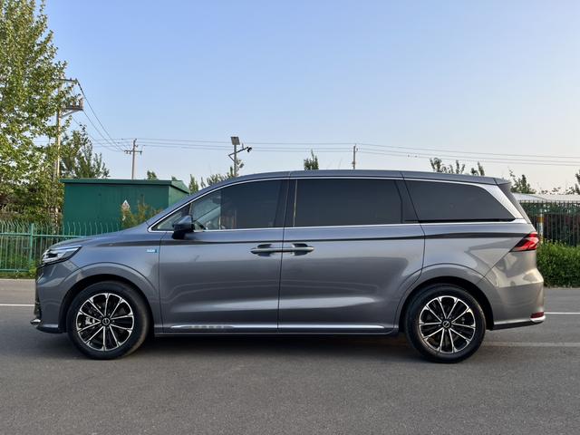 Roewe iMAX8 2022 400TGI Da Customer travel special