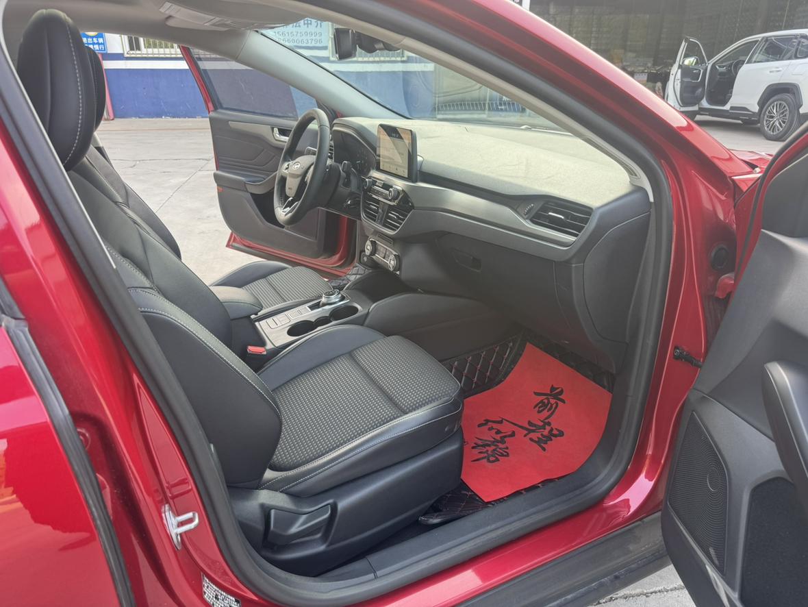 Ford Focus 2019 Sedan EcoBoost 180 Auto