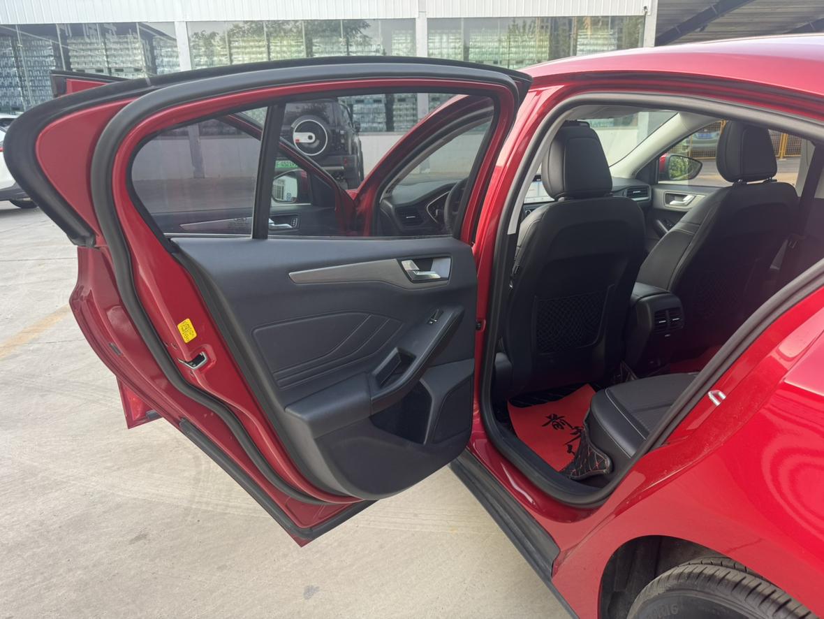 Ford Focus 2019 Sedan EcoBoost 180 Auto