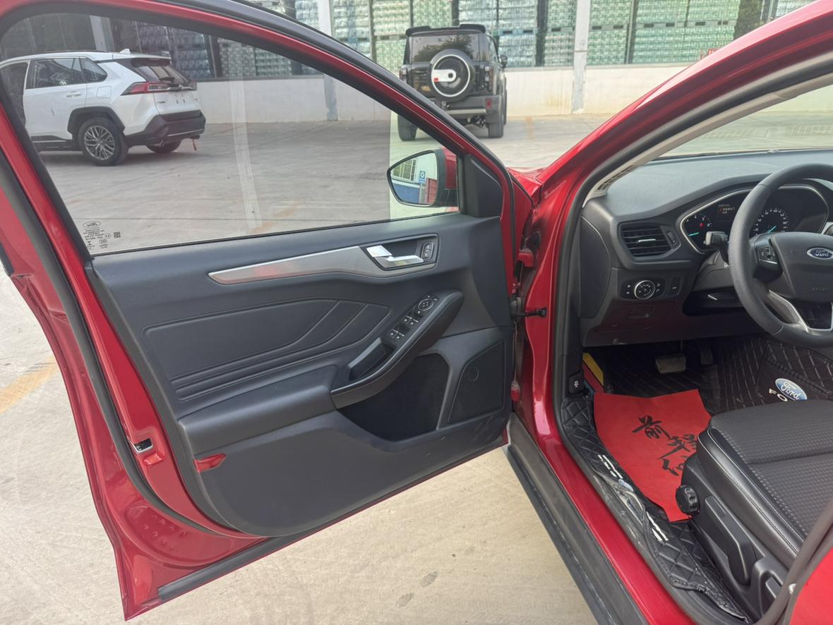 Ford Focus 2019 Sedan EcoBoost 180 Auto
