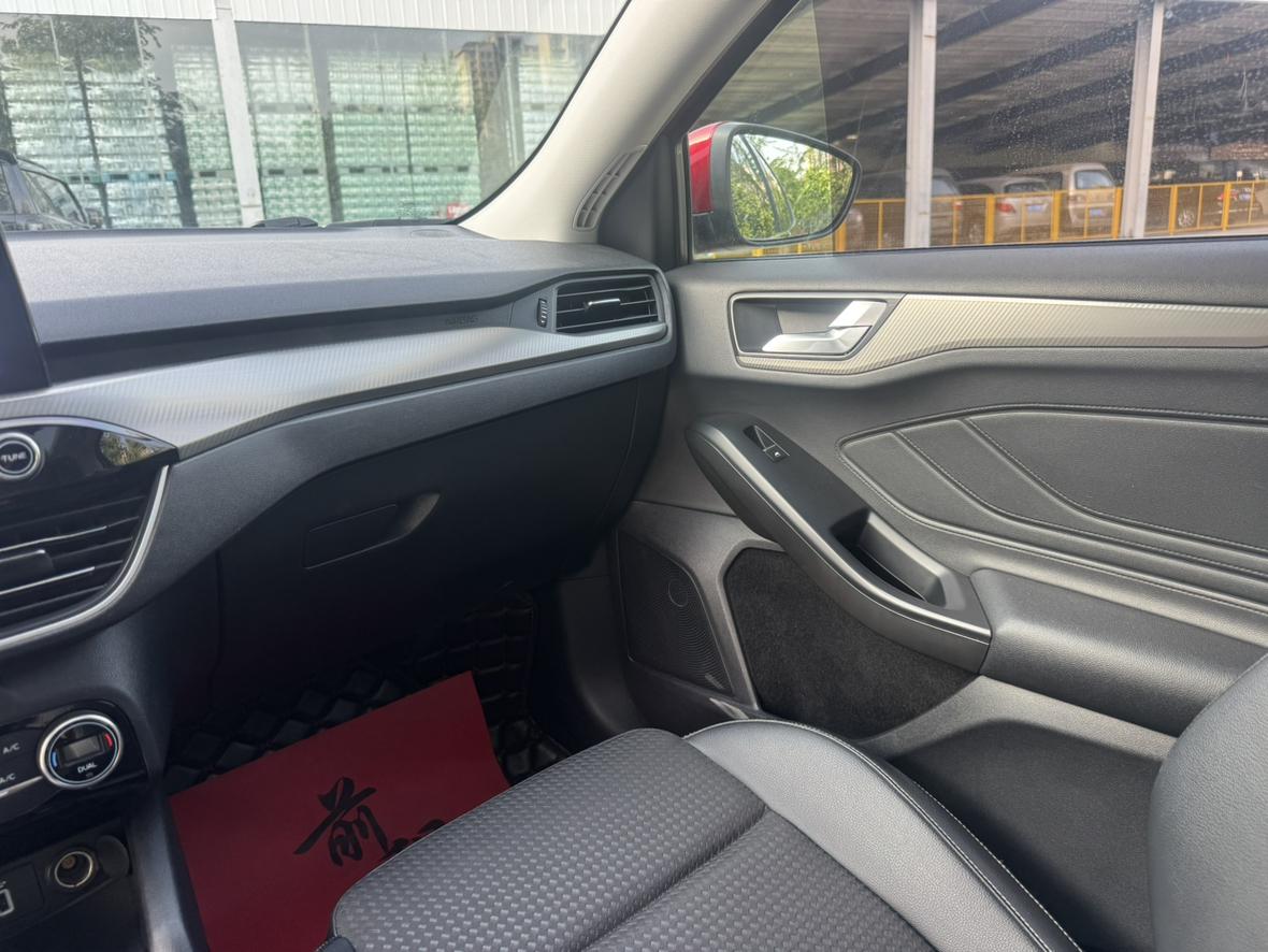 Ford Focus 2019 Sedan EcoBoost 180 Auto