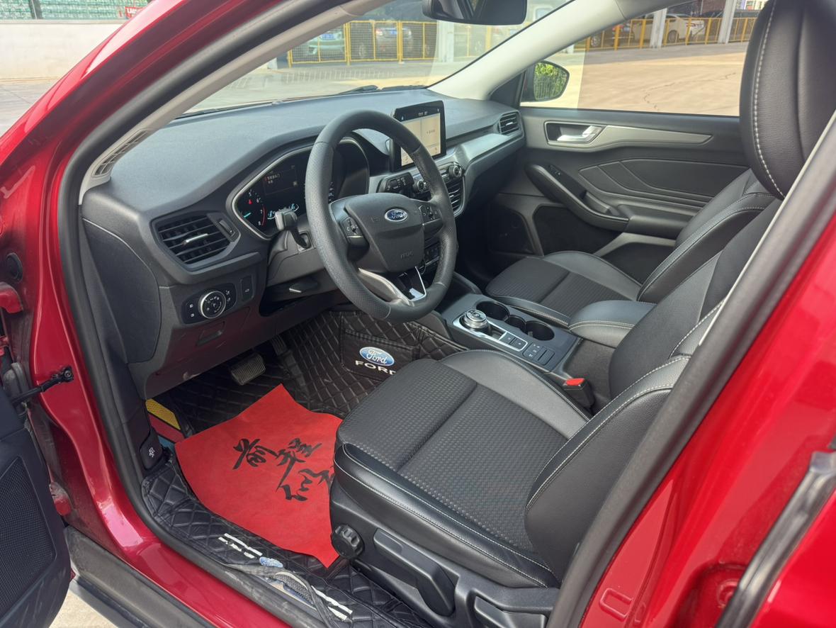 Ford Focus 2019 Sedan EcoBoost 180 Auto
