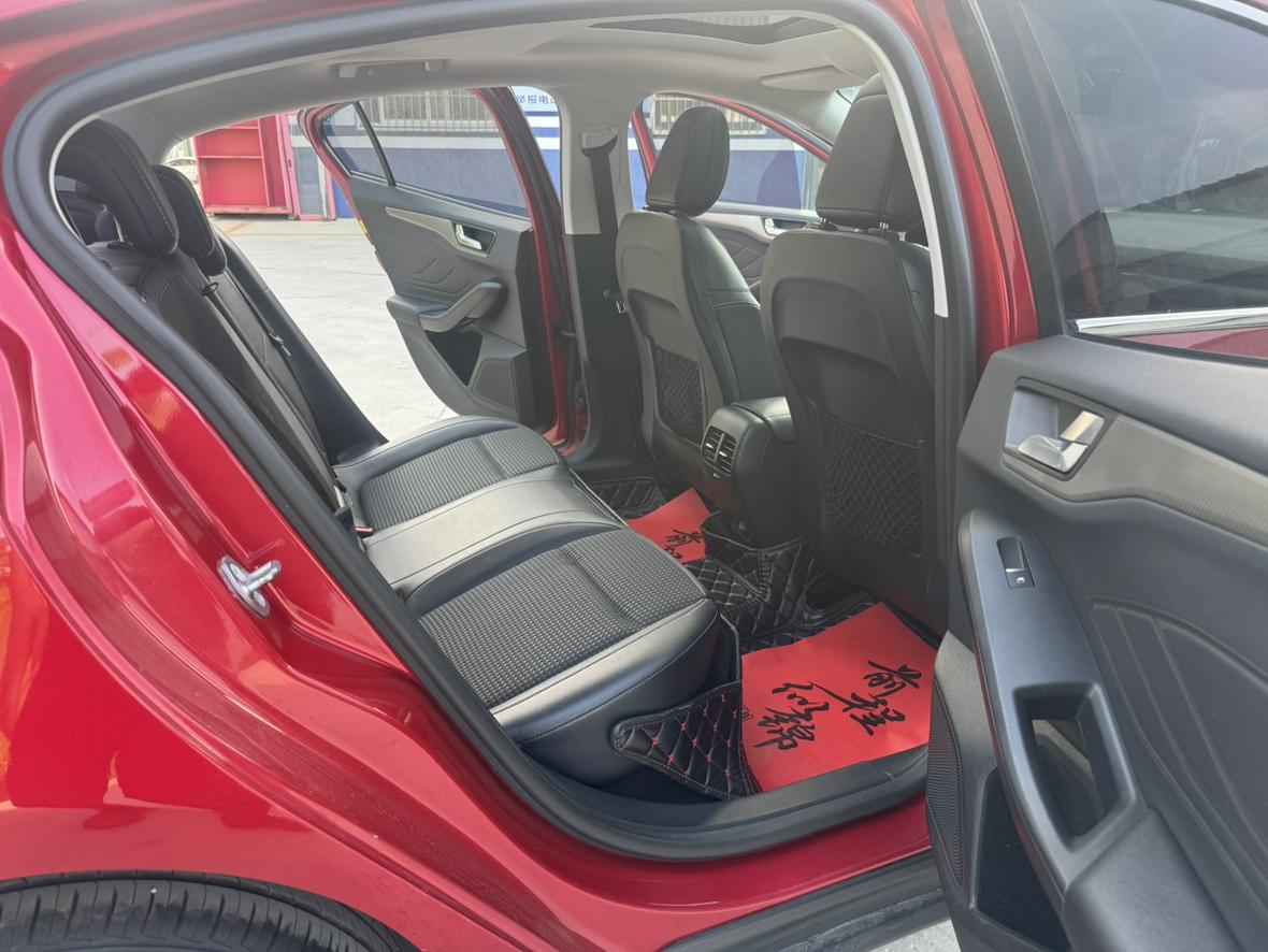 Ford Focus 2019 Sedan EcoBoost 180 Auto