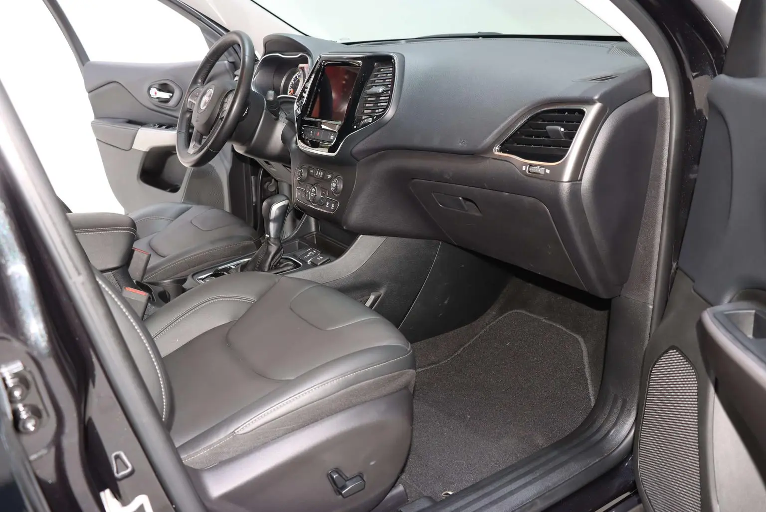 Jeep Cherokee 2020 2.0T 2WD Leading