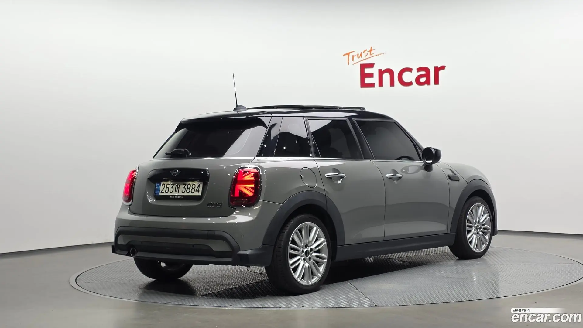 Mini Cooper 5Door Classic Plus Launch Pack