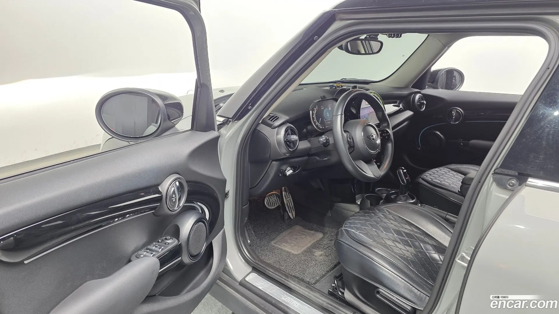 Mini Cooper 5Door Classic Plus Launch Pack
