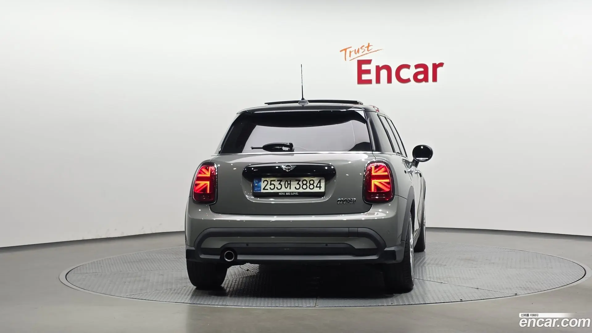 Mini Cooper 5Door Classic Plus Launch Pack
