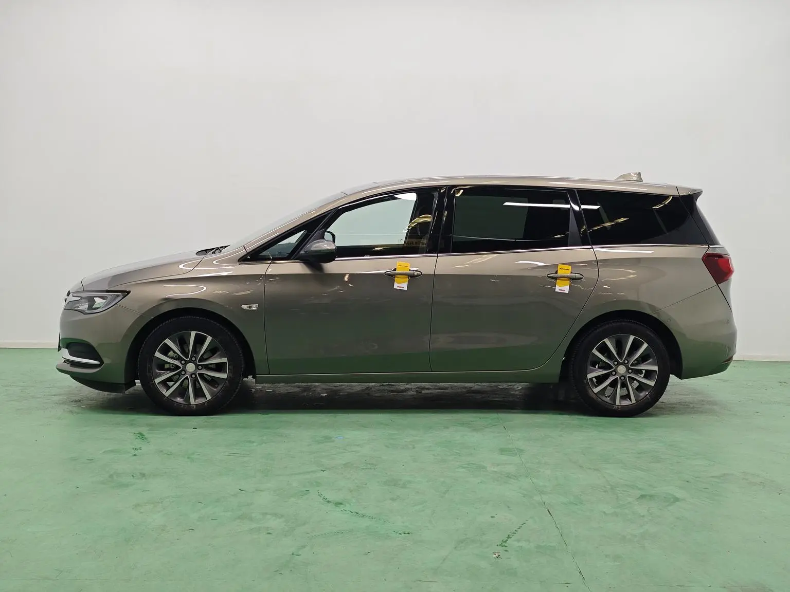 Buick GL6 2018 18T 6 seat Premium