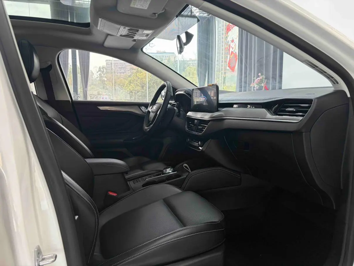 Ford Focus 2021 Sedan EcoBoost 180 Auto