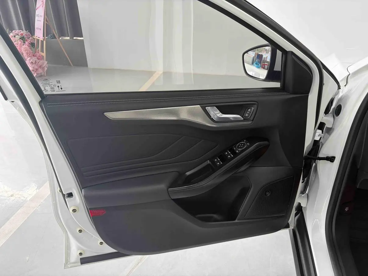 Ford Focus 2021 Sedan EcoBoost 180 Auto