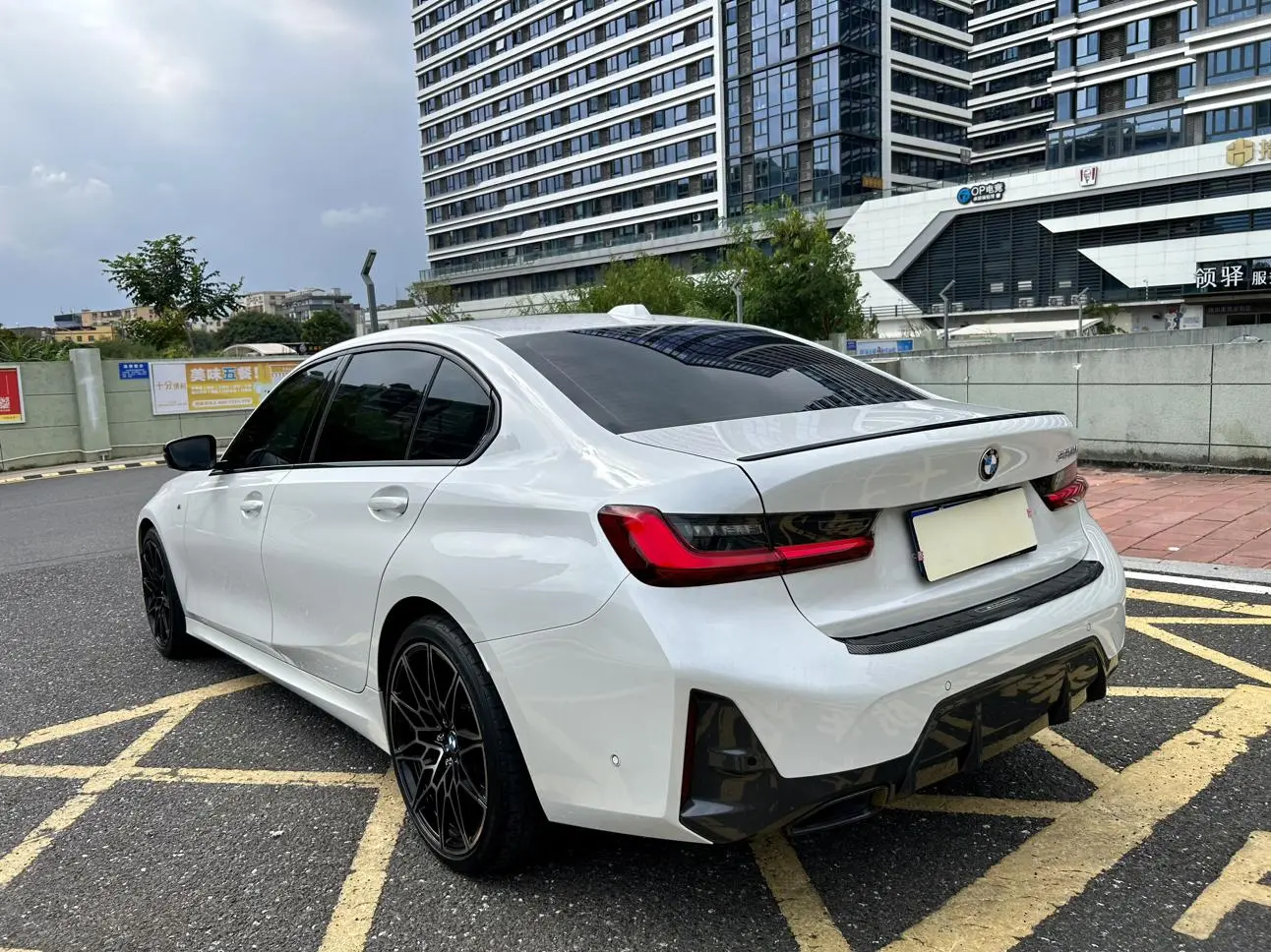 BMW 3 Series 2023 325Li M Sport Shadow Night Package