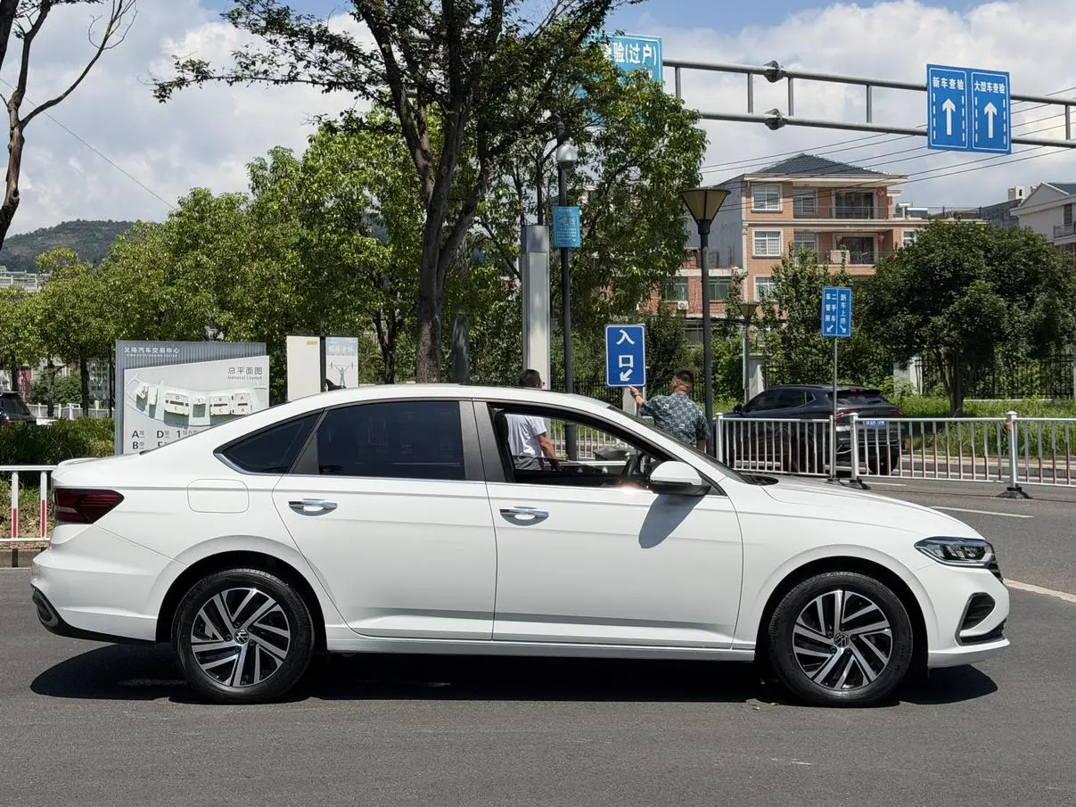 Volkswagen Lavida 2023 Facelift 1.5L Auto 5