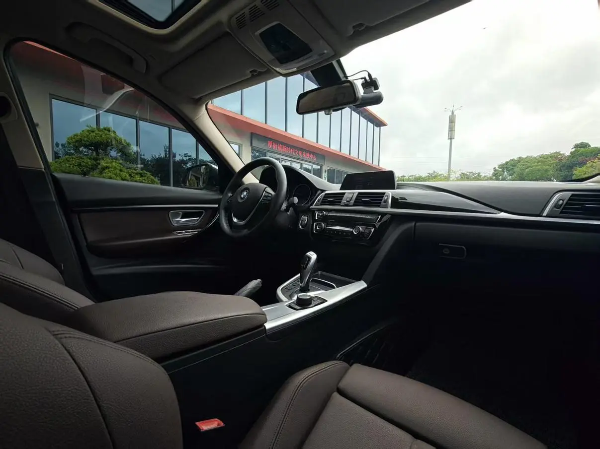 BMW 3 Series 2018 318i