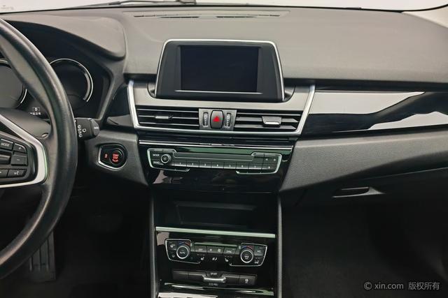 BMW 2 Series Wagon 2018 218i Leading