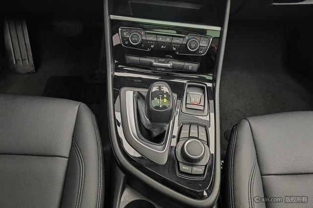 BMW 2 Series Wagon 2018 218i Leading