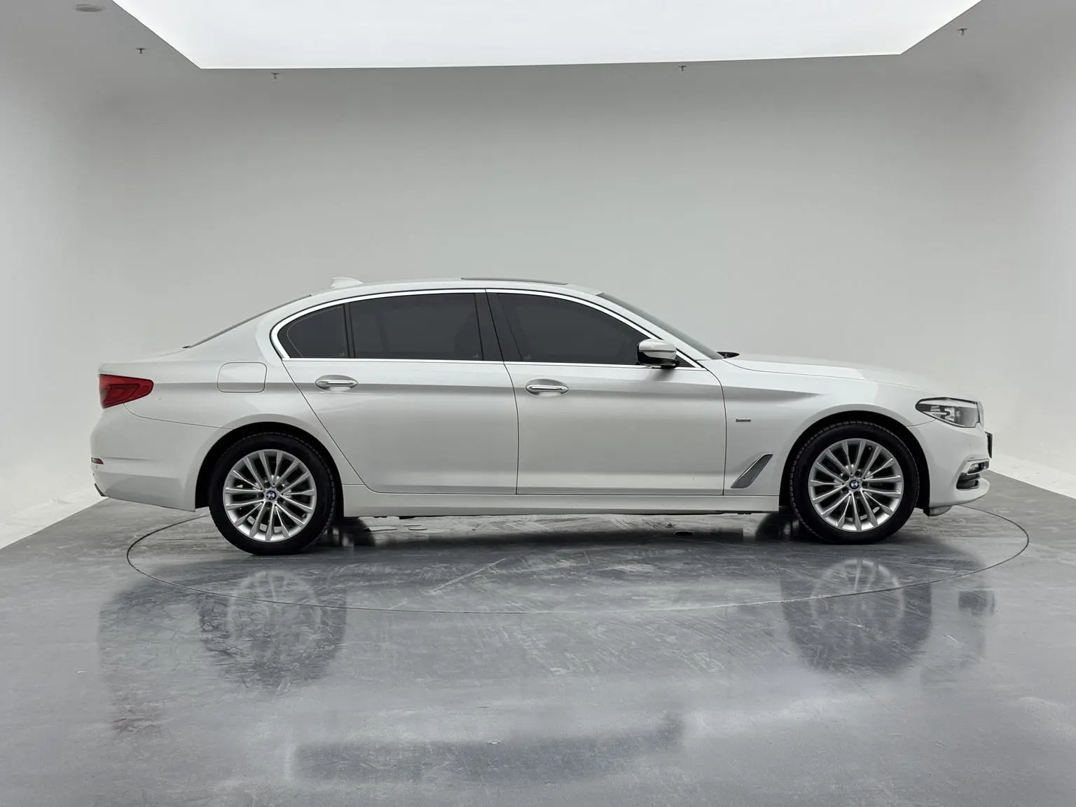 BMW 5 Series 2018 525Li Luxury Package