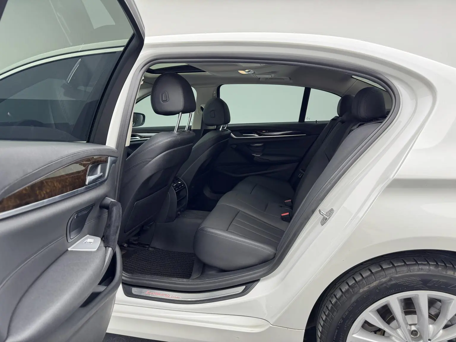 BMW 5 Series 2018 525Li Luxury Package