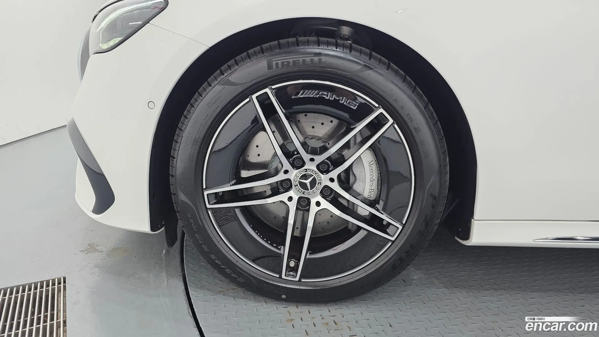 Mercedes-Benz E-Class E300 4MATIC AMG Line 2023