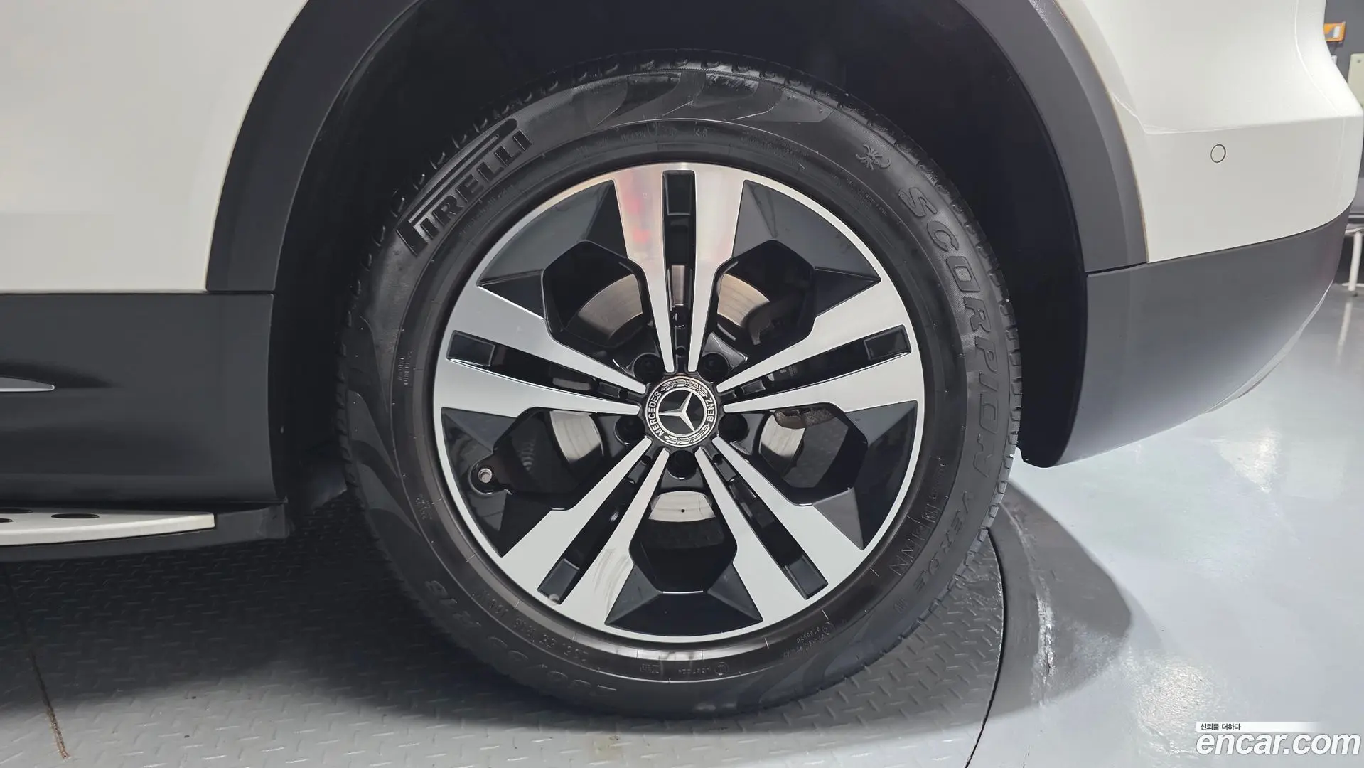 Mercedes-Benz GLB-Class GLB220 2019