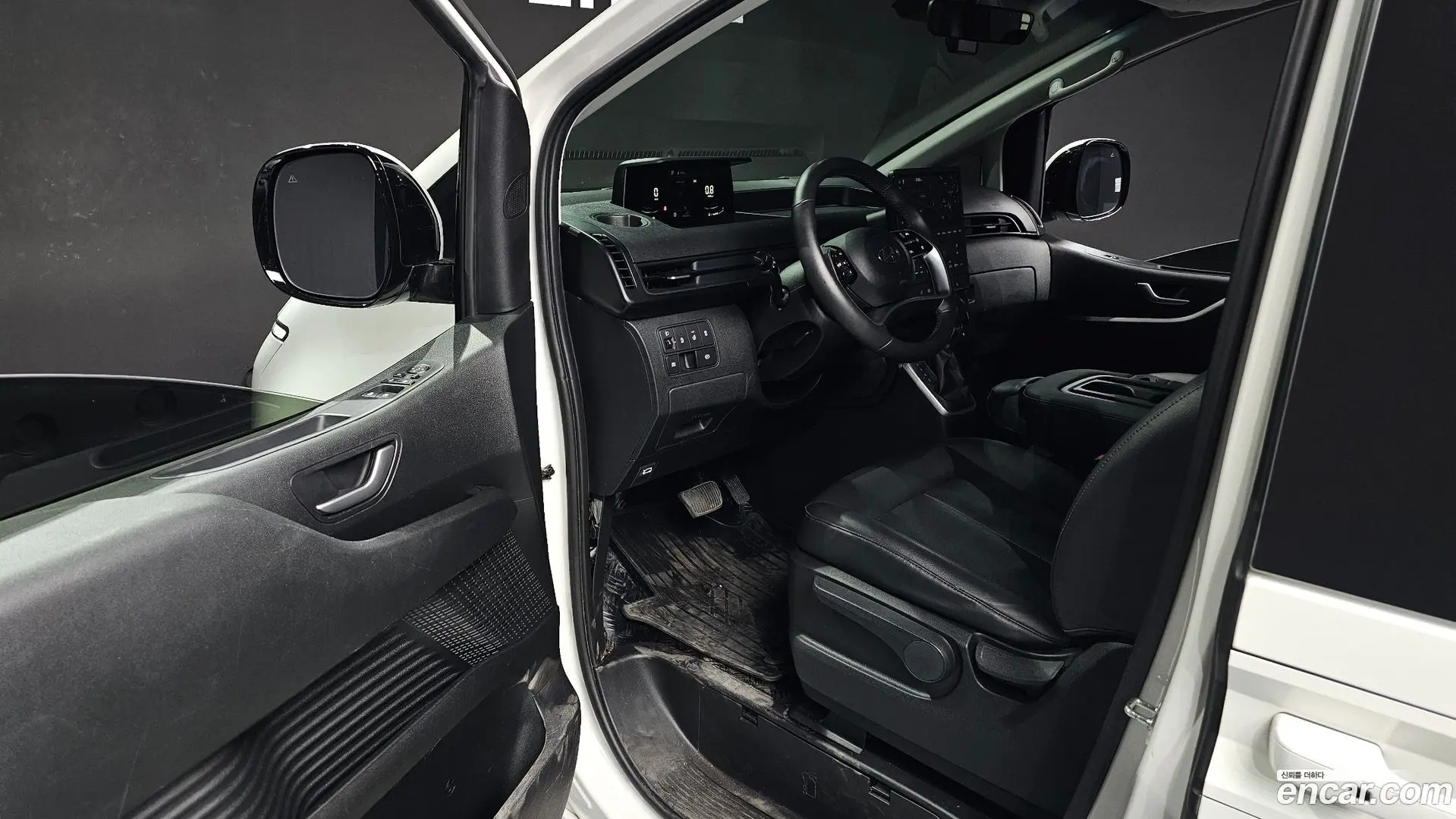 Hyundai Staria 4WD Tourer 11-Seater 2021