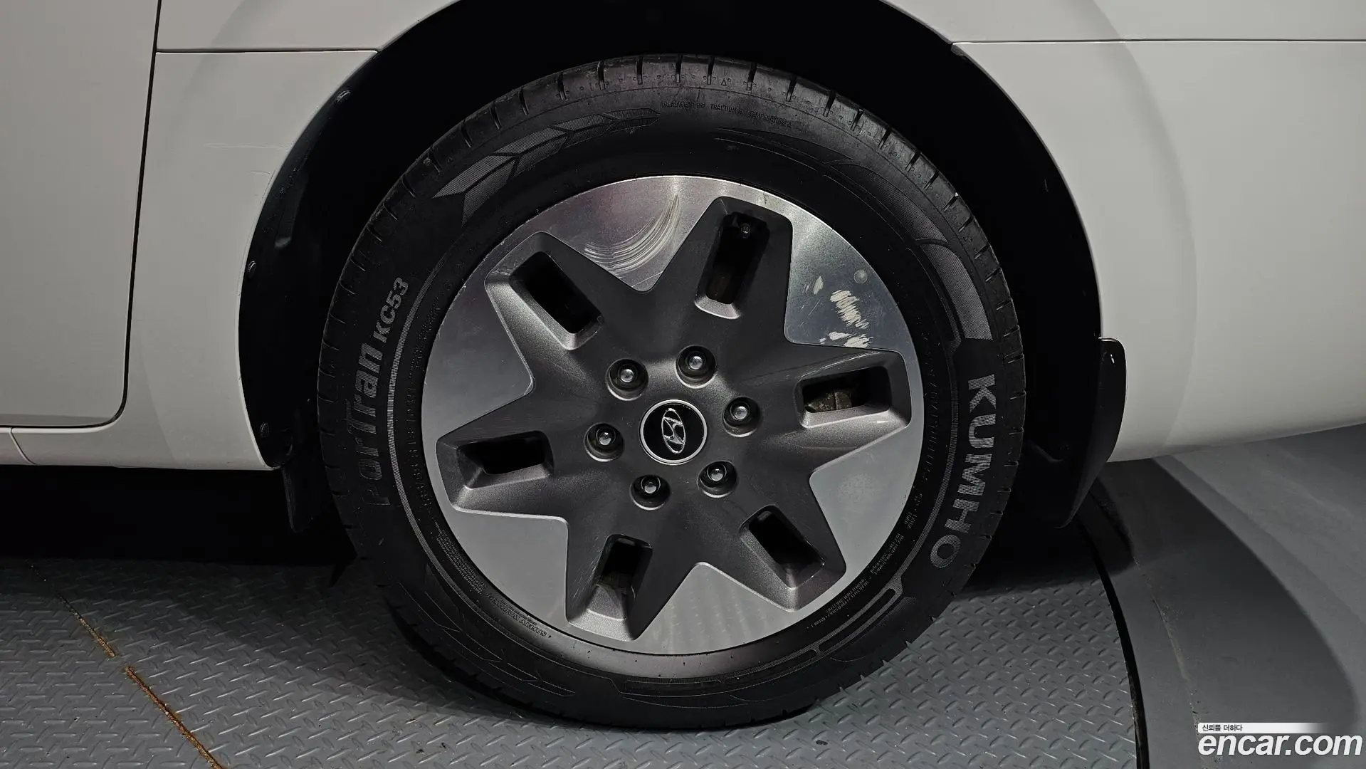 Hyundai Staria 4WD Tourer 11-Seater 2021