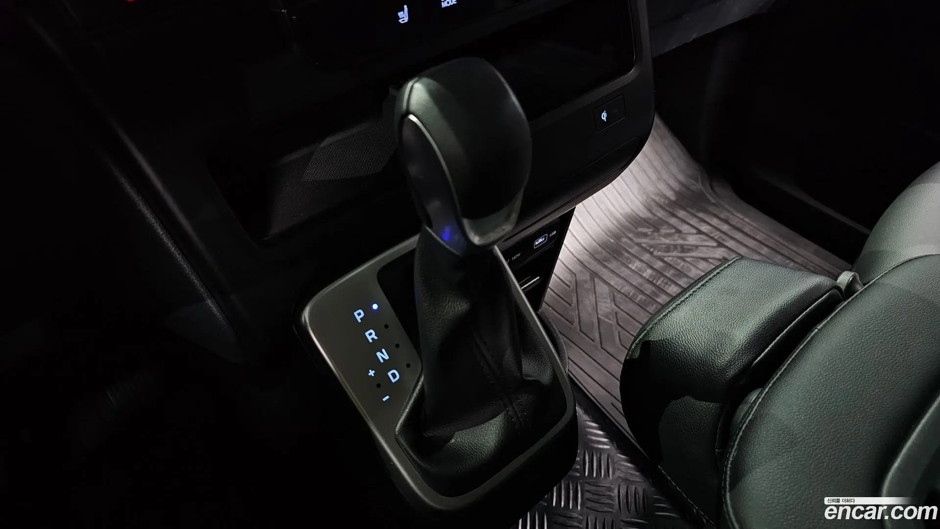 Hyundai Staria 4WD Tourer 11-Seater 2021