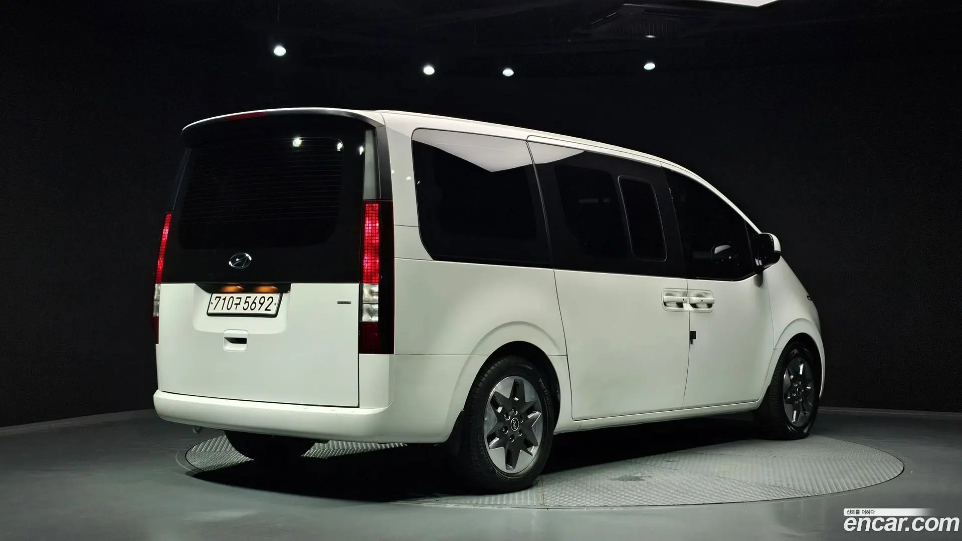 Hyundai Staria 4WD Tourer 11-Seater 2021