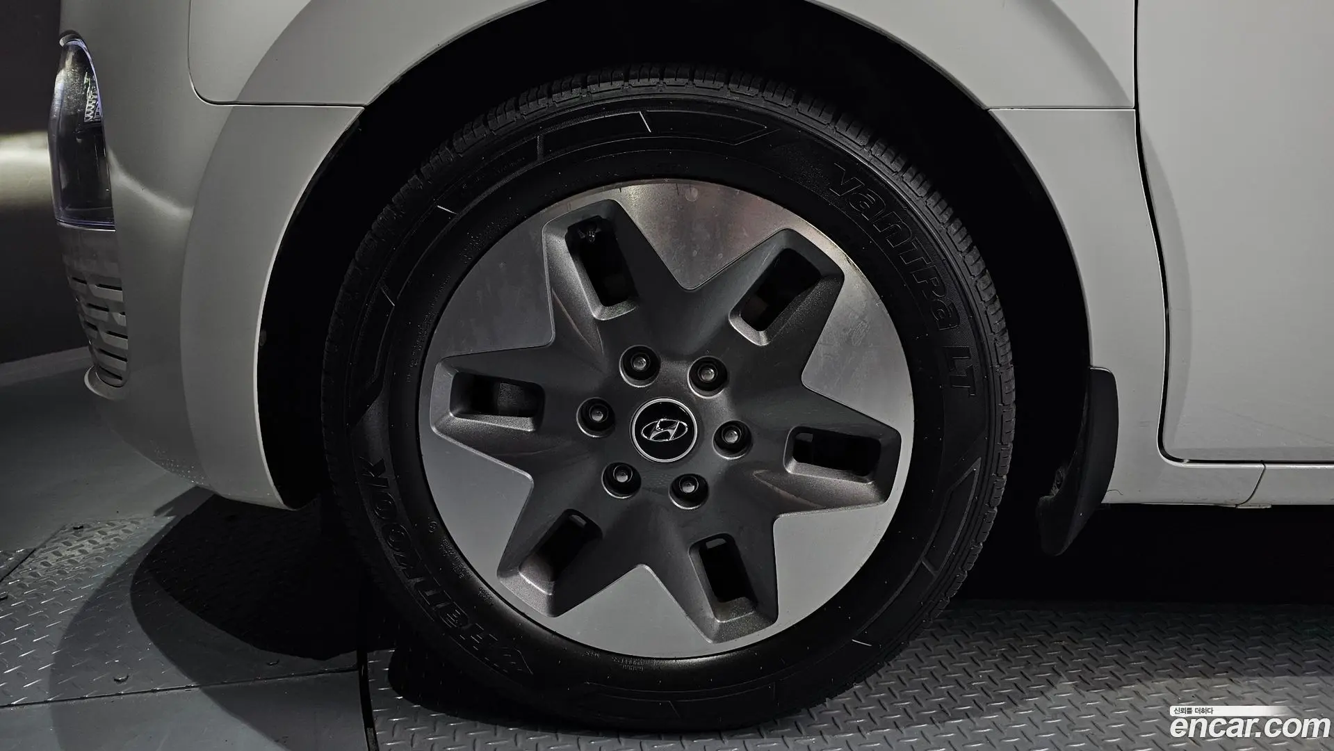 Hyundai Staria 4WD Tourer 11-Seater 2021