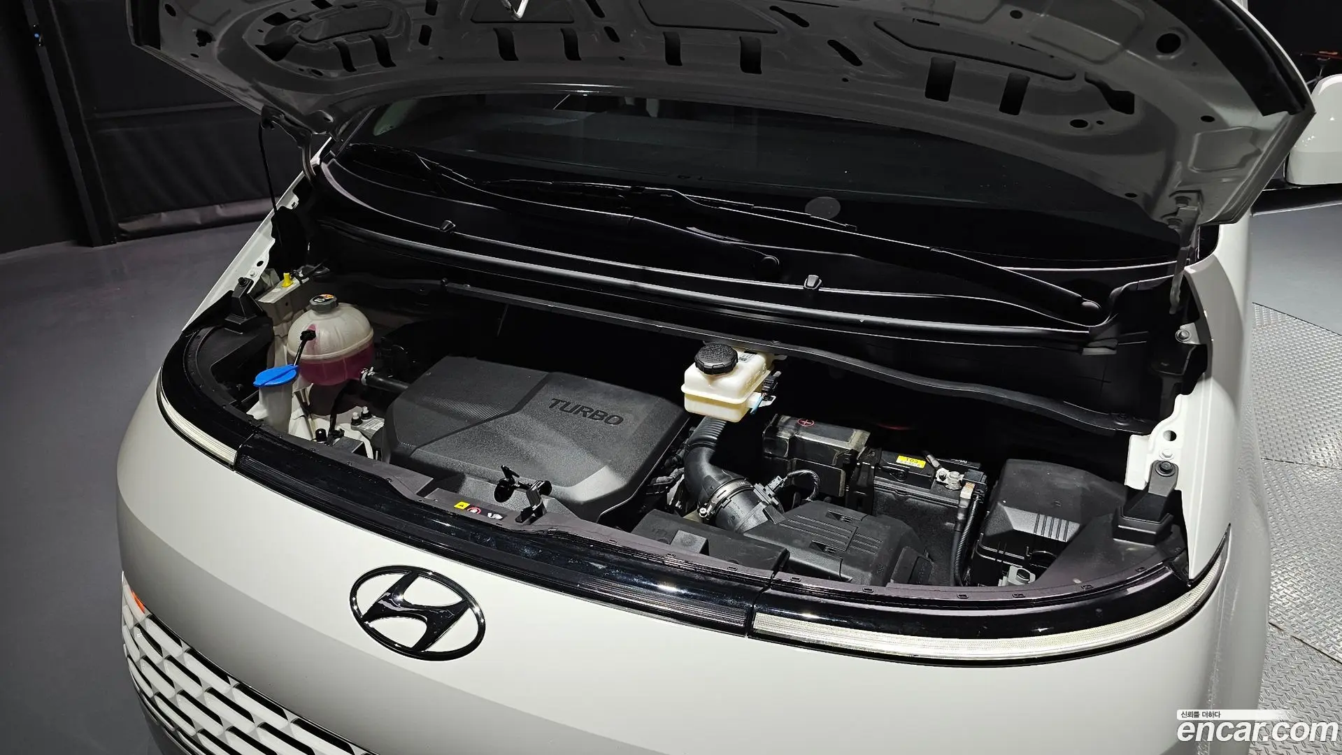 Hyundai Staria 4WD Tourer 11-Seater 2021