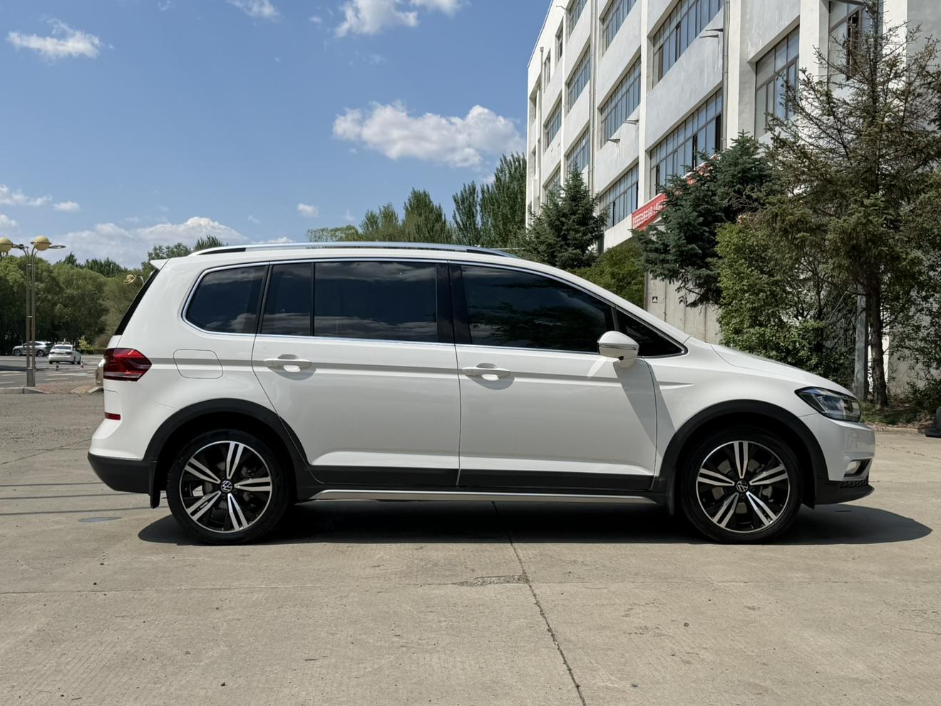 Volkswagen Touran L 2021 280TSI DSG 7 seat