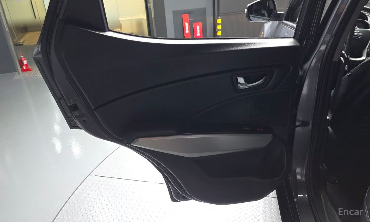 KG Mobility (Ssangyong) Tivoli LX 2WD 2016