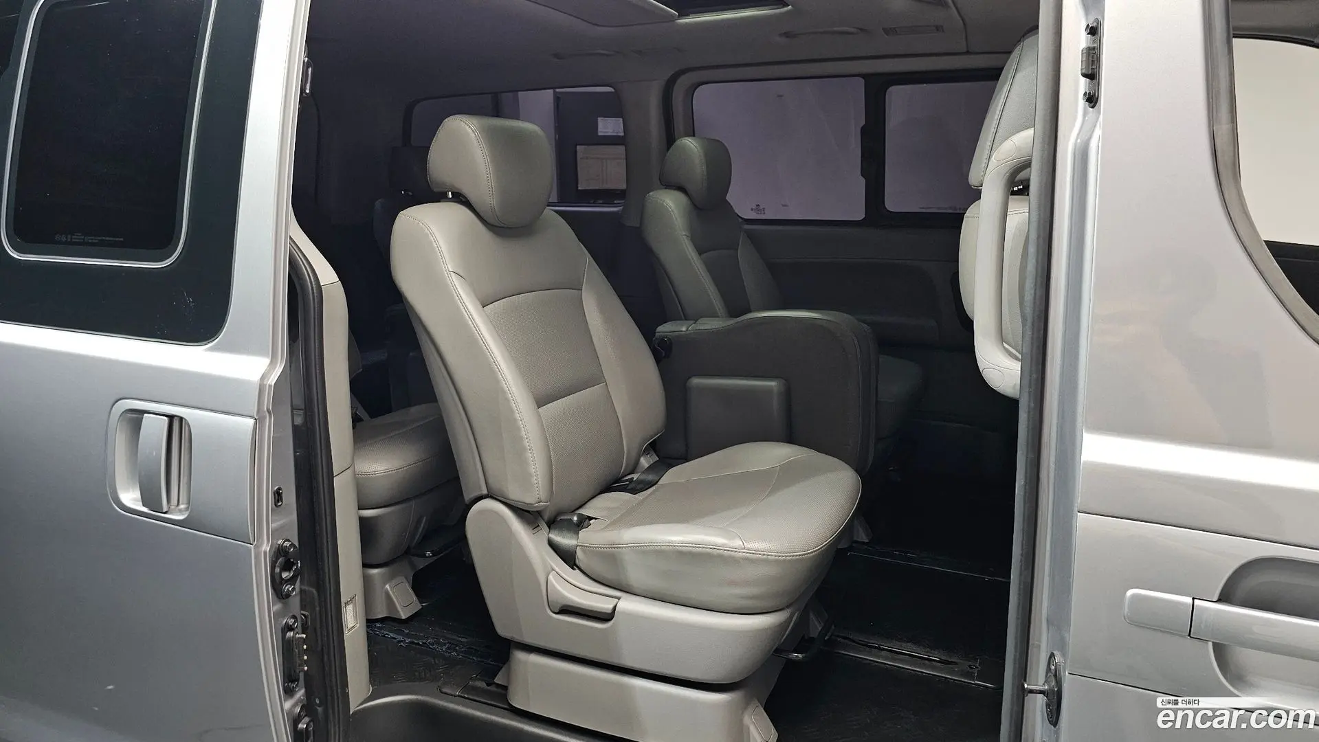 Hyundai Starex Wagon 12-Seater