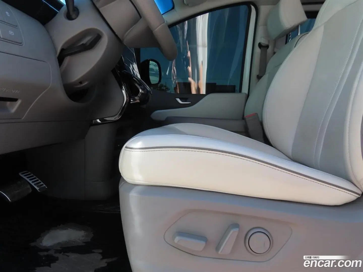 Hyundai Staria Lounge 9-Seater 2021