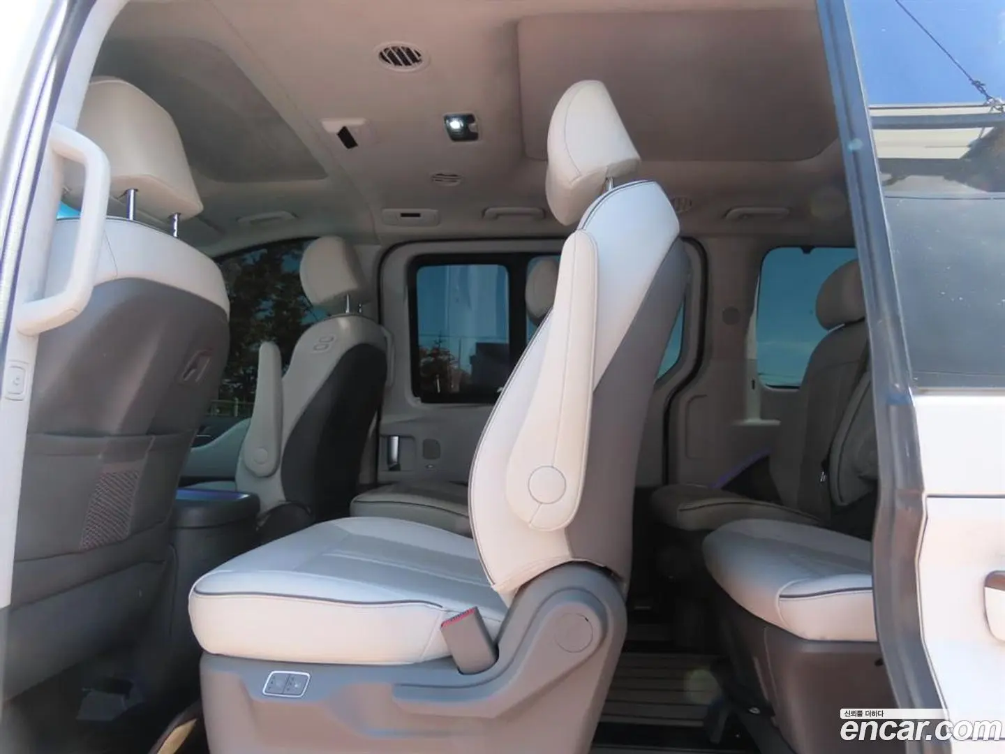 Hyundai Staria Lounge 9-Seater 2021
