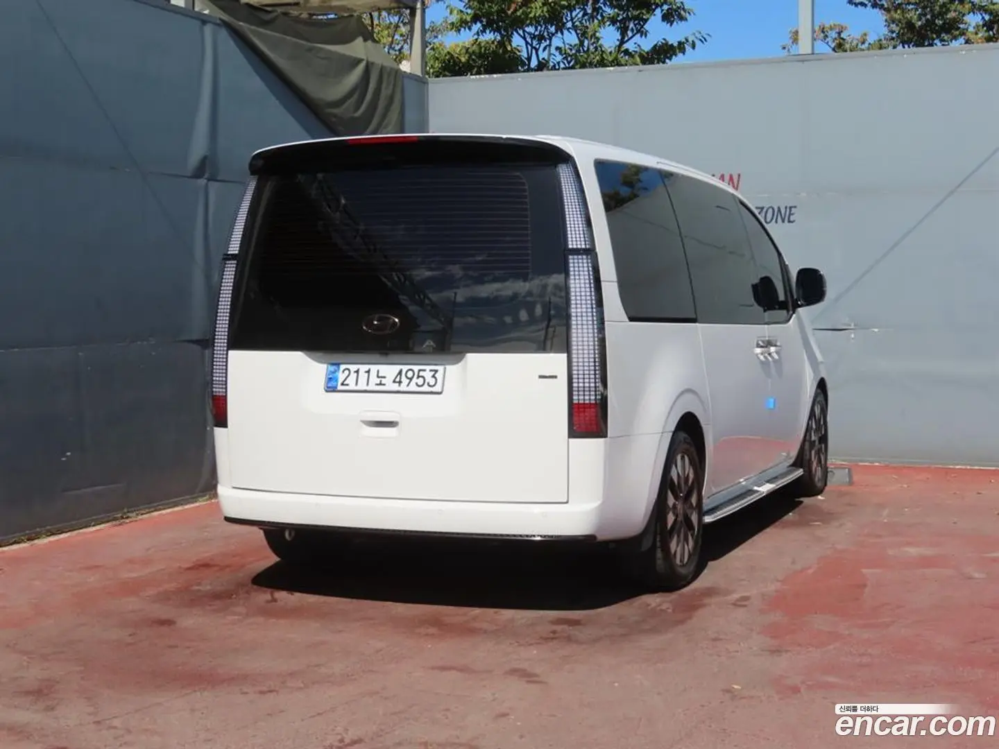 Hyundai Staria Lounge 9-Seater 2021