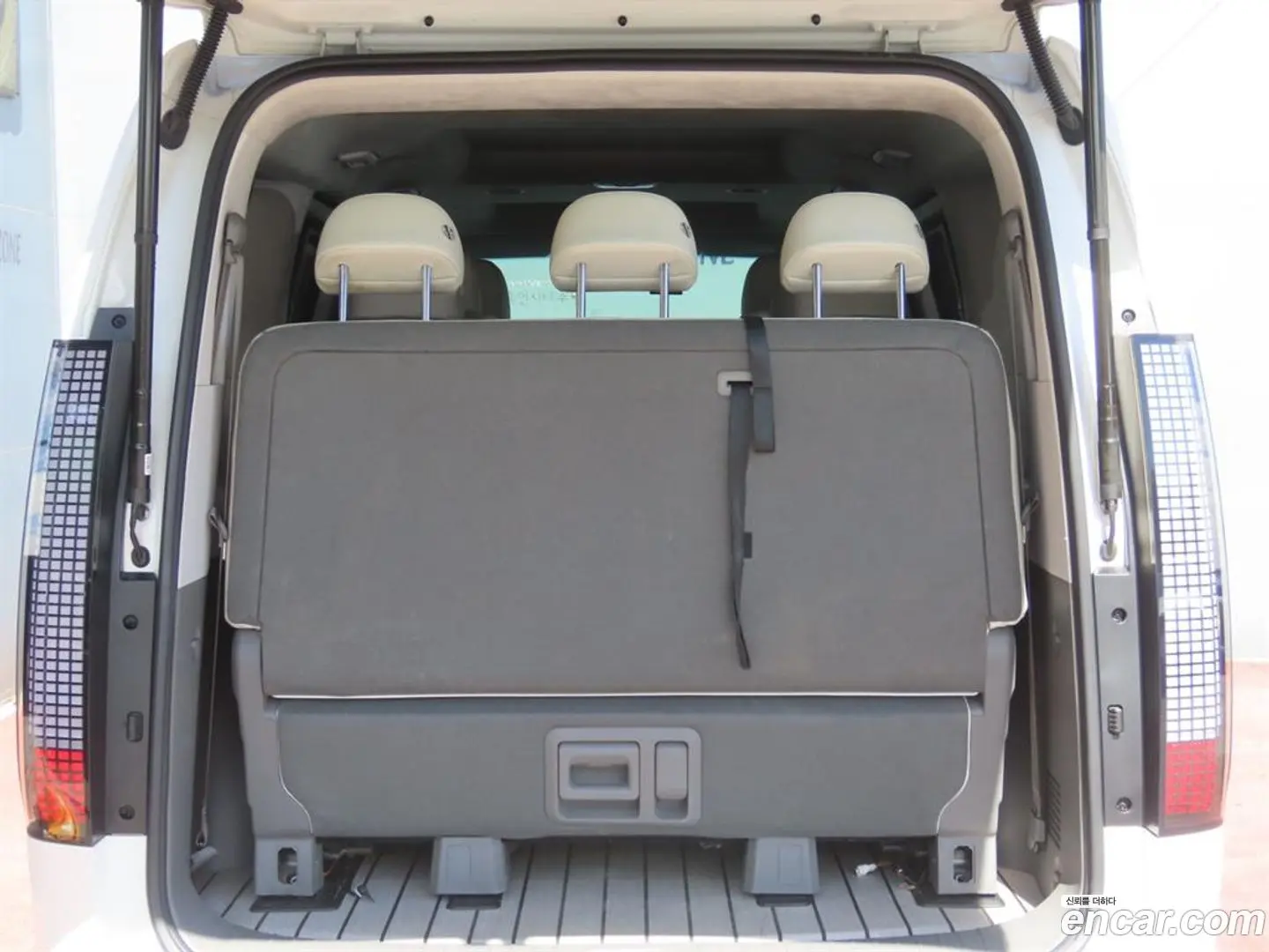 Hyundai Staria Lounge 9-Seater 2021