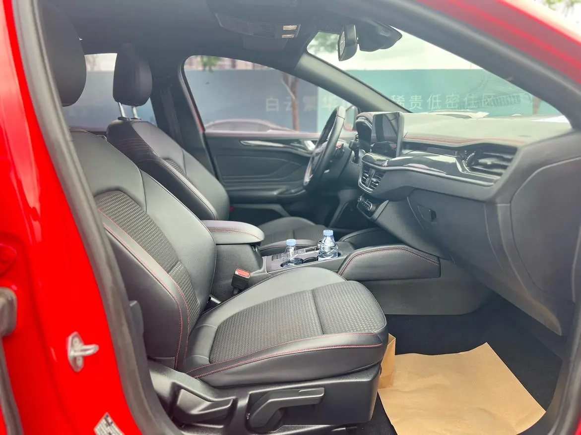 Ford Focus 2021 Sedan EcoBoost 180 Auto ST Line