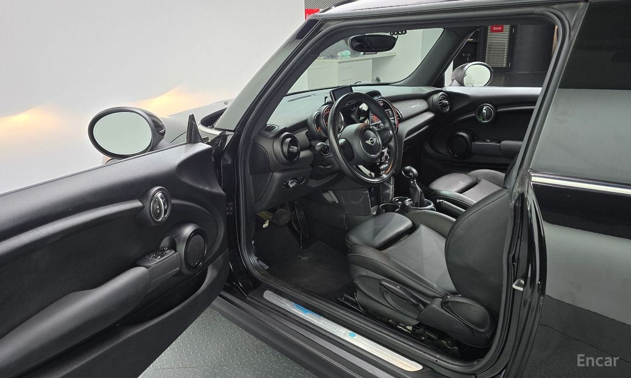 Mini Cooper Base Model 2014