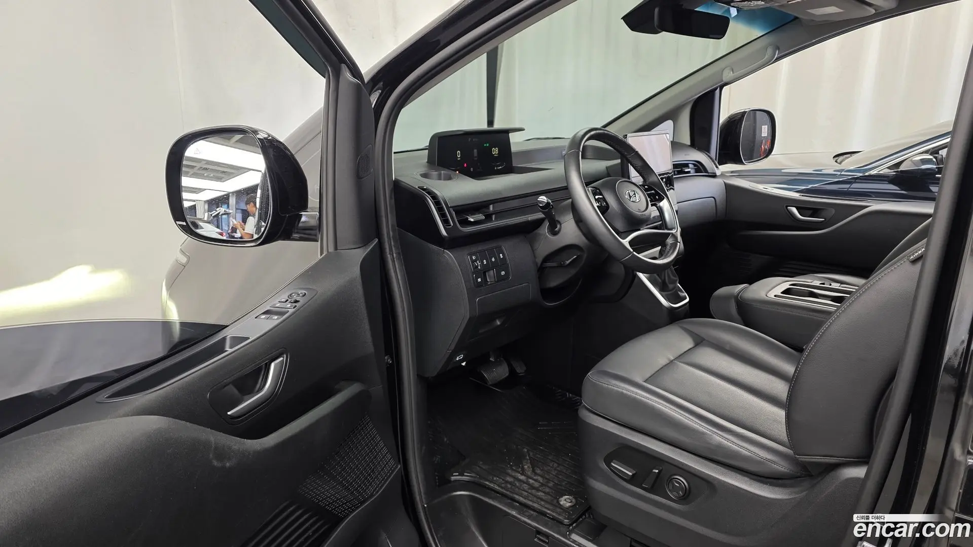 Hyundai Staria 4WD Tourer 11-Seater 2021
