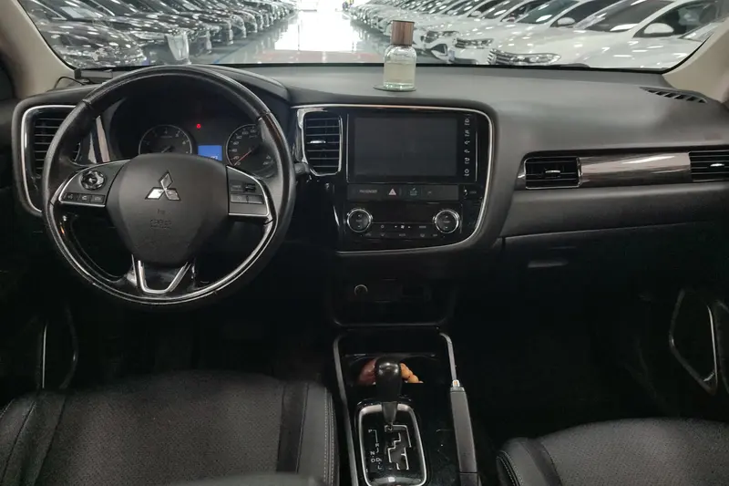 Outlander 2018 2.0L 2WD Honor Edition 5 seats