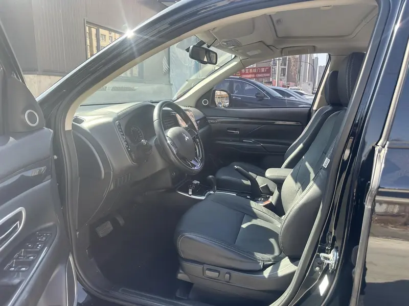 Outlander 2018 2.0L 2WD Honor Edition 5 seats